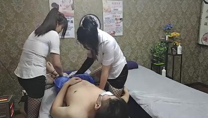 性爱那点事 按摩店勾搭两个骚女技师玩双飞.mp4_20220521_111550.166.jpg