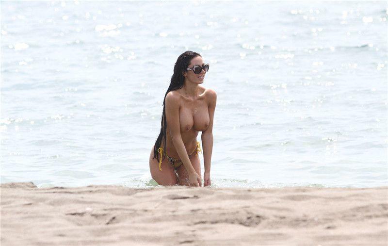 Soraja Vucelic Goes Nude to show Big Boobs at a Beach  (22).jpg