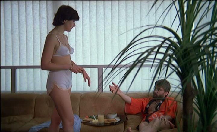 《异国女孩的三角带1980高清修复版》复古香艳羡慕那个时期的性生活外出可以操各种漂亮.jpg