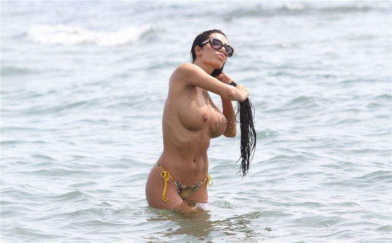 Soraja Vucelic Goes Nude to show Big Boobs at a Beach  (16).jpg