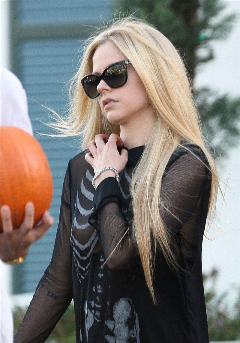Avril Lavigne - titslip while pumpkin shopping in Beverly Hills - 102215 (21).jpg
