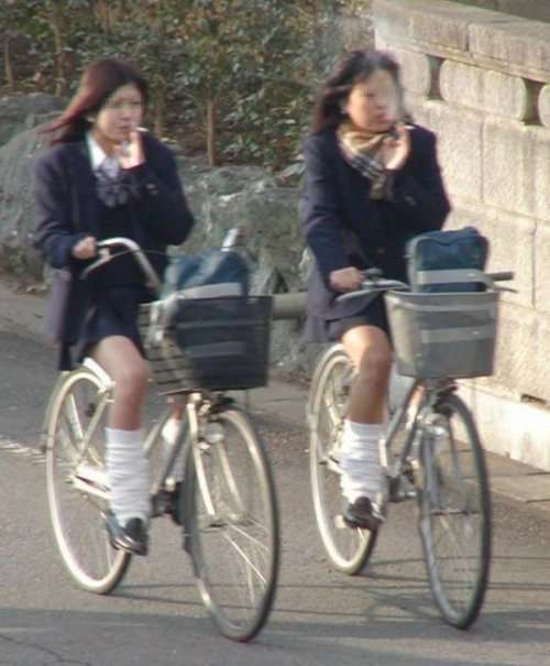 抽烟的日本女生.jpg