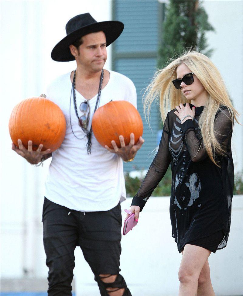 Avril Lavigne - titslip while pumpkin shopping in Beverly Hills - 102215 (2).jpg