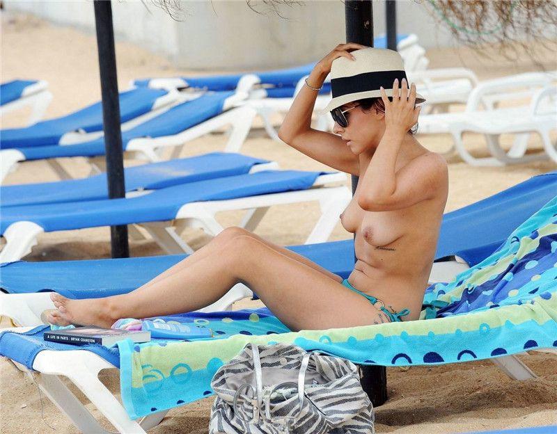 Roxanne Pallett-Topless at the beach in Cyprus 09-28-17  (12).jpg