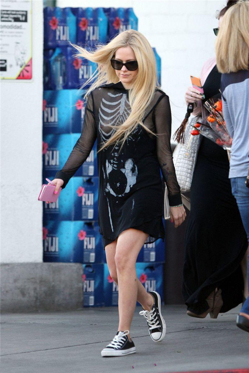 Avril Lavigne - titslip while pumpkin shopping in Beverly Hills - 102215 (17).jpg