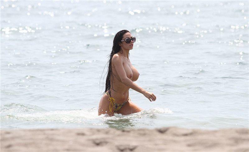 Soraja Vucelic Goes Nude to show Big Boobs at a Beach  (24).jpg