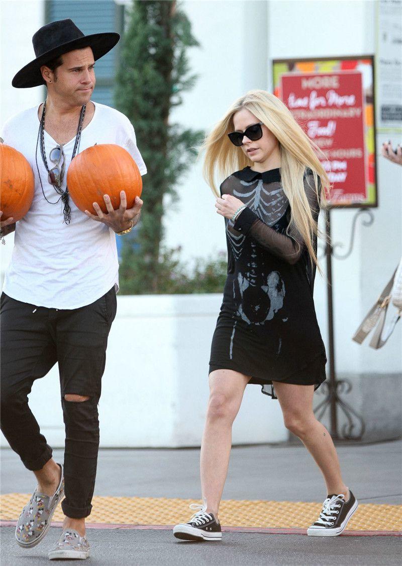 Avril Lavigne - titslip while pumpkin shopping in Beverly Hills - 102215 (13).jpg