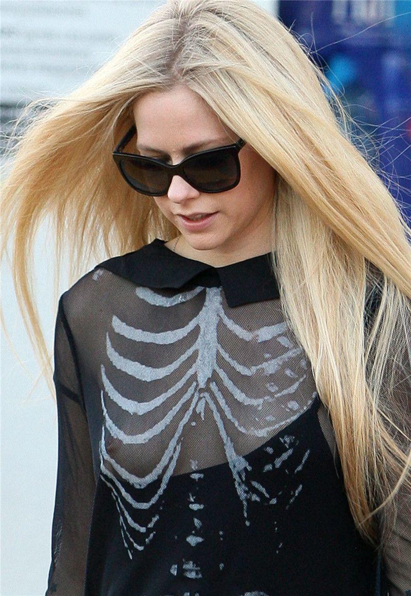 Avril Lavigne - titslip while pumpkin shopping in Beverly Hills - 102215 (24).jpg