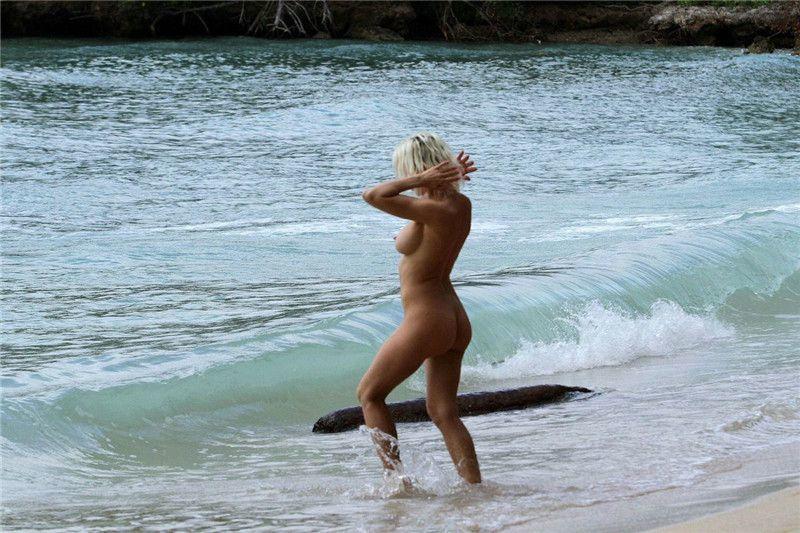 Angelique Morgan - nude on a beach in Hawaii - March 6, 2017  (4).jpg