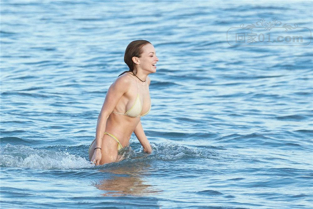 Francesca%20Eastwood%20-%20Topless%20at%20the%20beach%20in%20Malibu%20-%2033017%.jpg