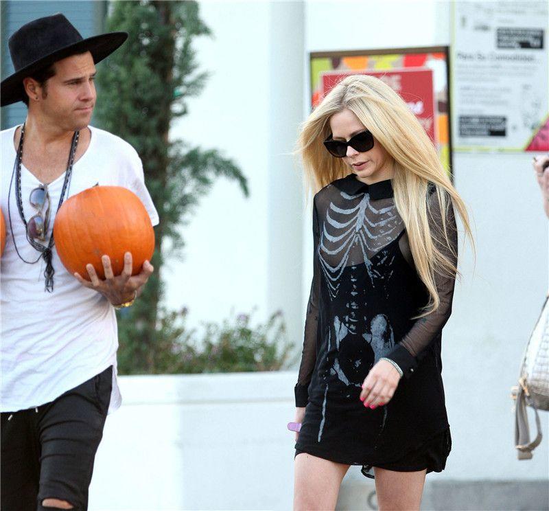 Avril Lavigne - titslip while pumpkin shopping in Beverly Hills - 102215 (6).jpg