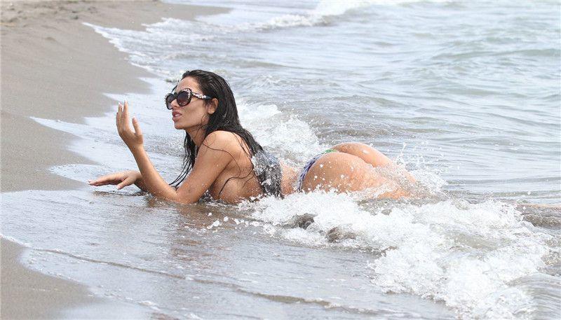Soraja Vucelic Goes Nude to show Big Boobs at a Beach  (9).jpg