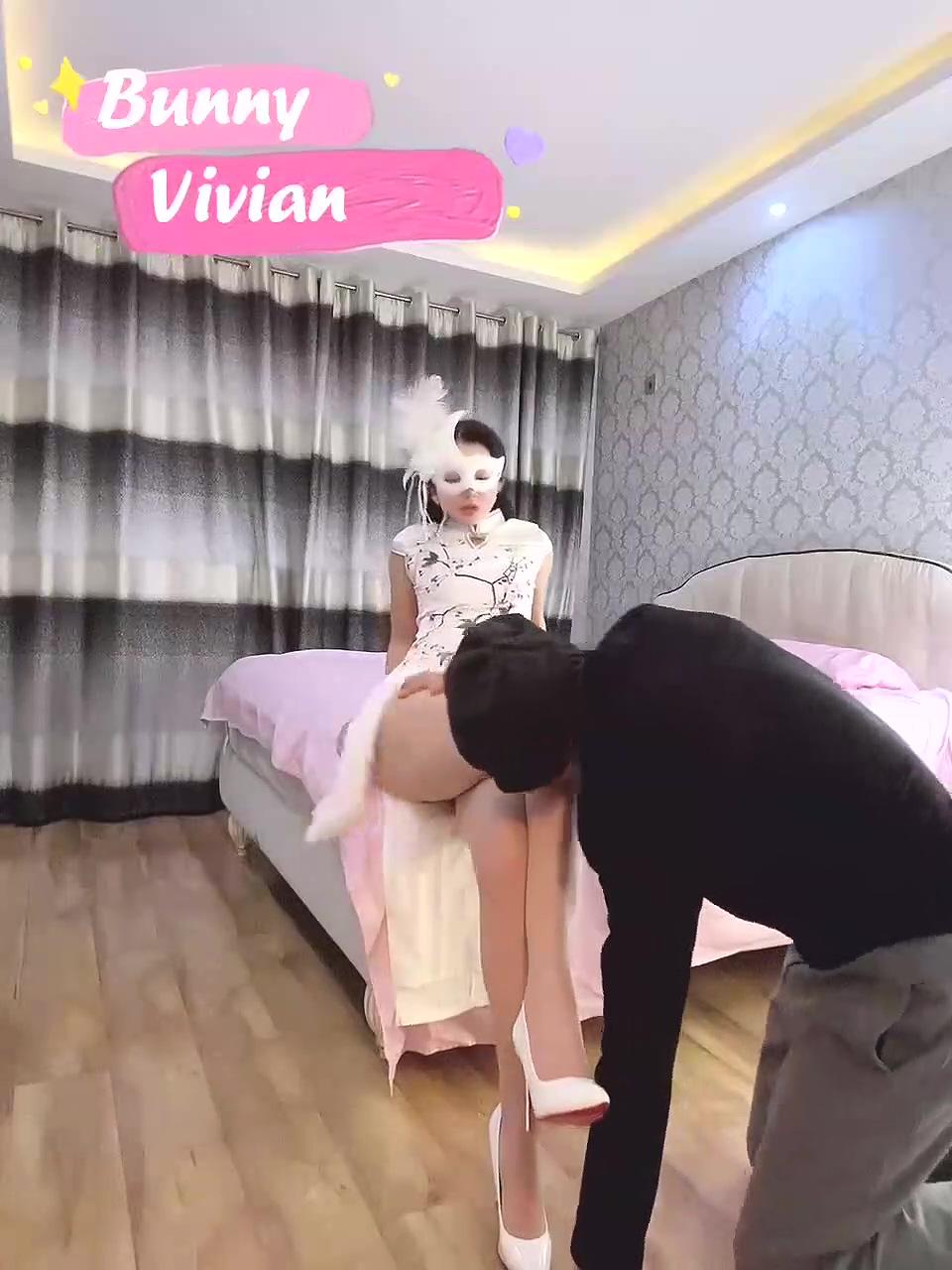 最浪推特反差婊网红【爱丝袜Vivian姐】最新定制视频-旗袍女神 极品身材 长腿炮架子 各.jpg