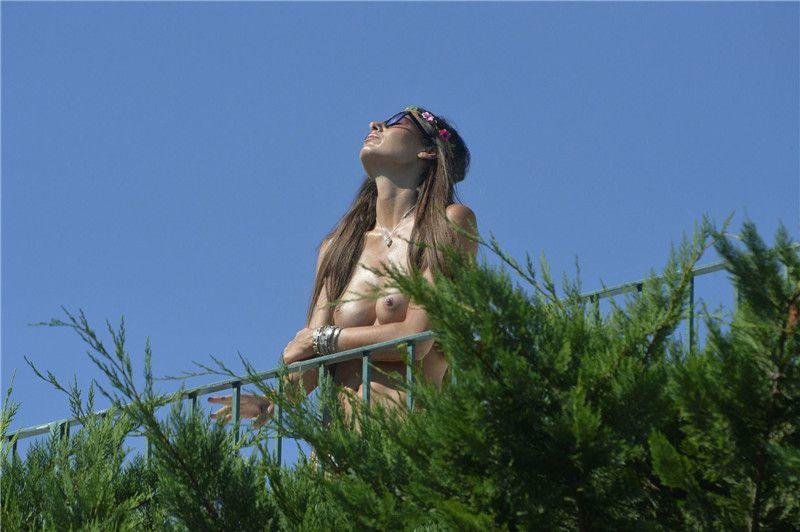 Elisabetta Gregoraci - Topless on a balcony in Porto Cervo 072816   (14).jpg