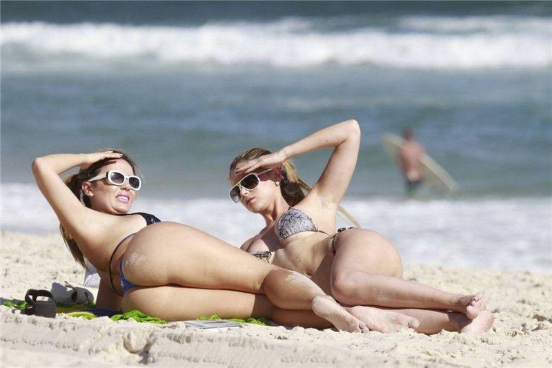 Fernanda Araldi and Larissa Gomes (Brazilian Models) sunbathing topless in Barra.jpg