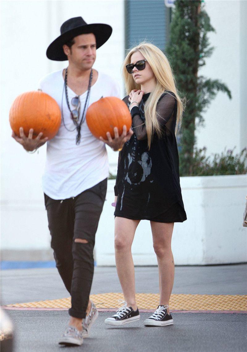 Avril Lavigne - titslip while pumpkin shopping in Beverly Hills - 102215 (11).jpg