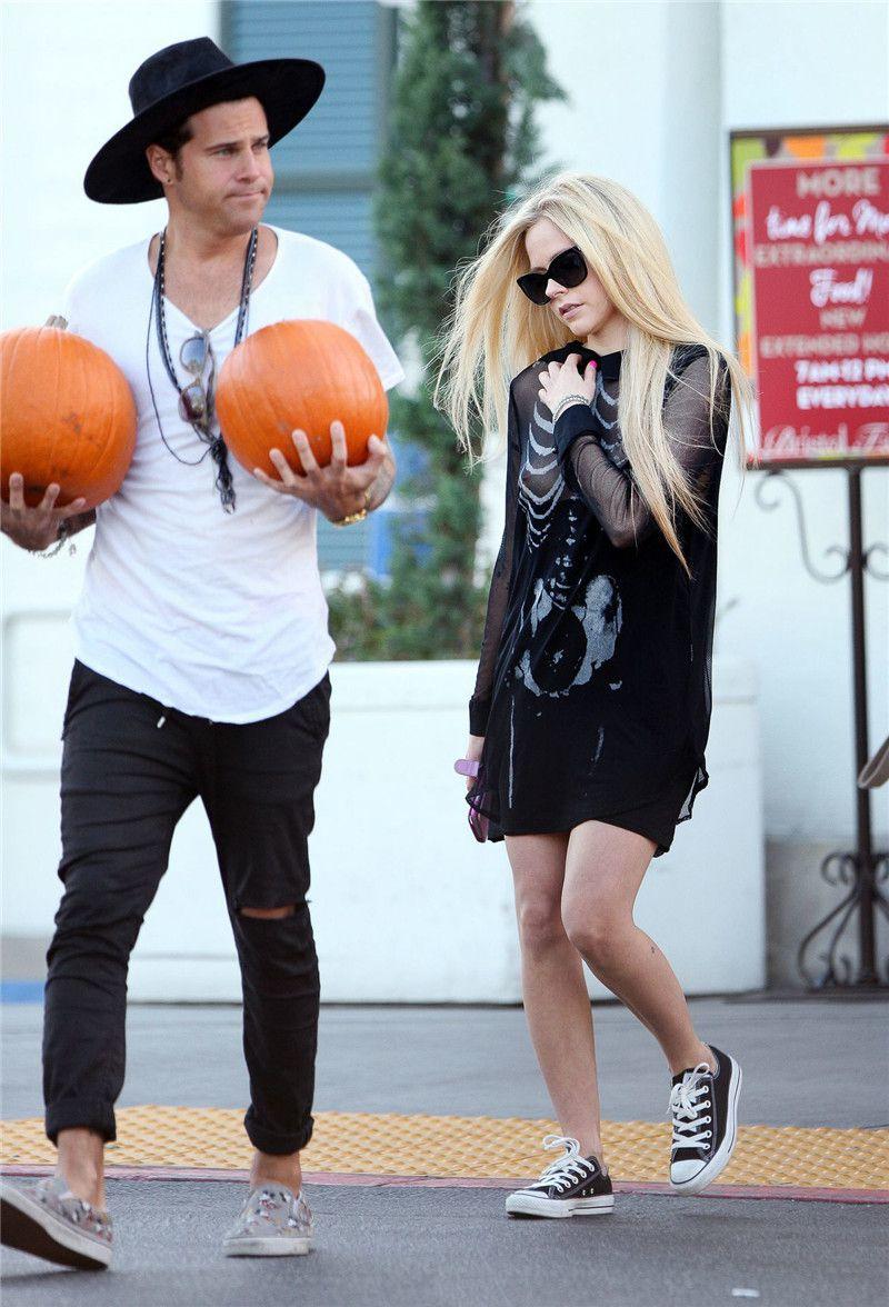 Avril Lavigne - titslip while pumpkin shopping in Beverly Hills - 102215 (9).jpg