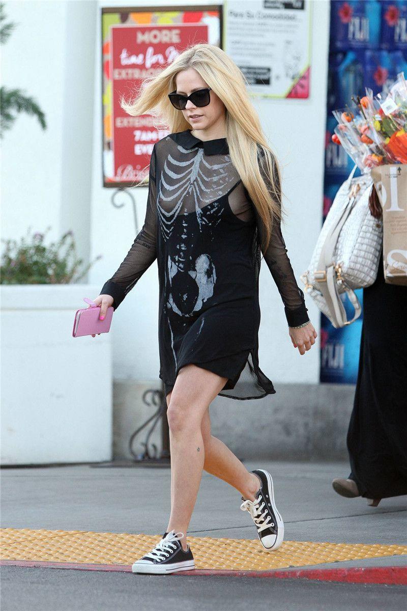 Avril Lavigne - titslip while pumpkin shopping in Beverly Hills - 102215 (3).jpg