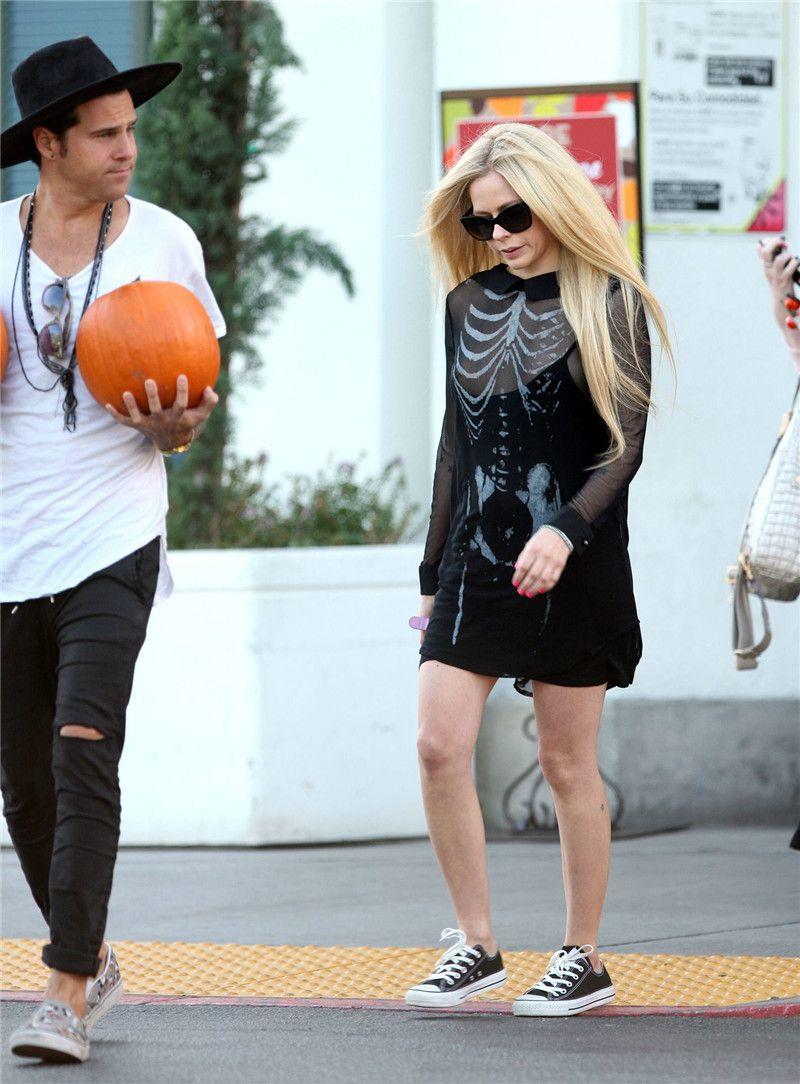 Avril Lavigne - titslip while pumpkin shopping in Beverly Hills - 102215 (12).jpg