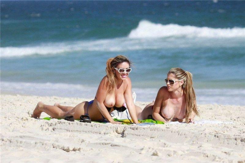 Fernanda Araldi and Larissa Gomes (Brazilian Models) sunbathing topless in Barra.jpg