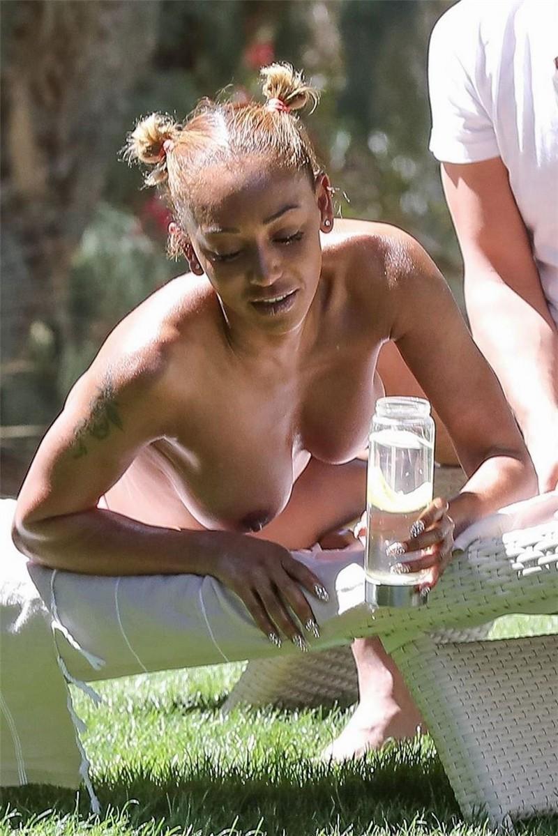 0Melanie Brown Topless at a Resort in Desert Springs, California - 41418  (12).jpg