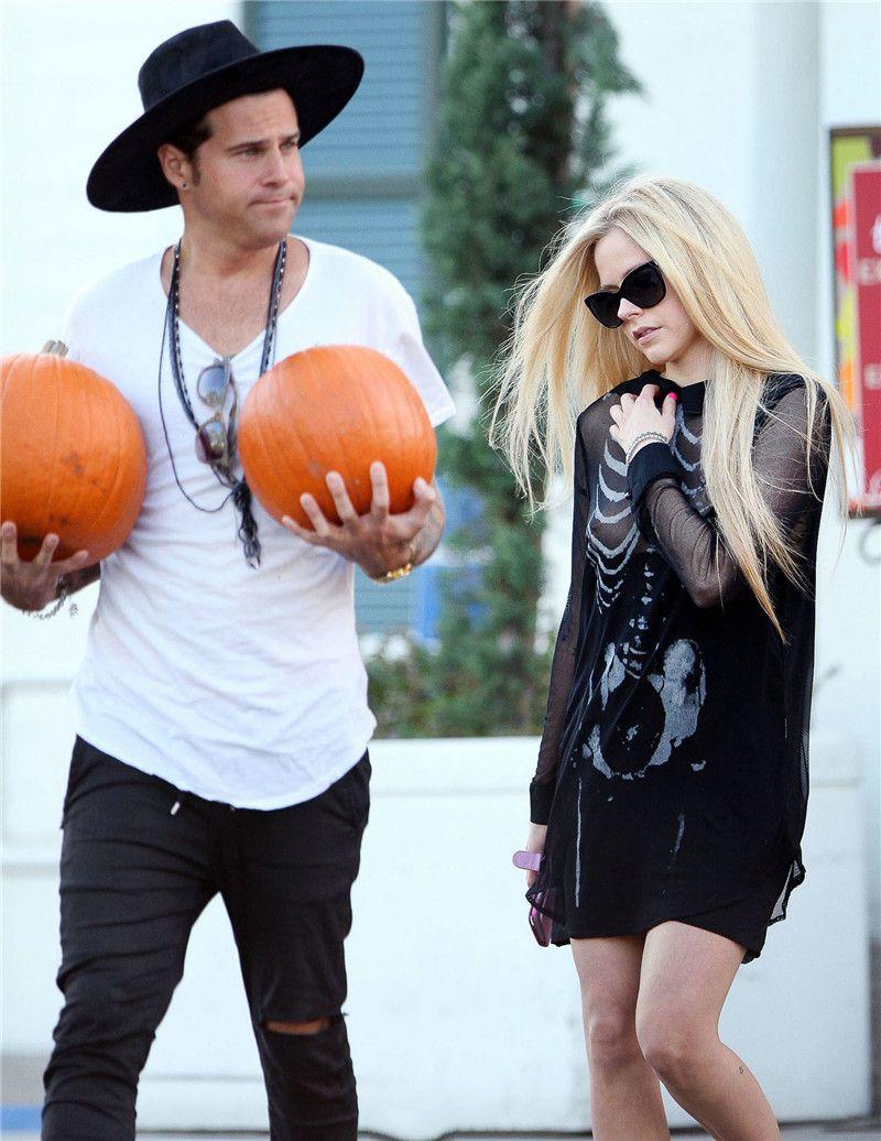 Avril Lavigne - titslip while pumpkin shopping in Beverly Hills - 102215 (14).jpg
