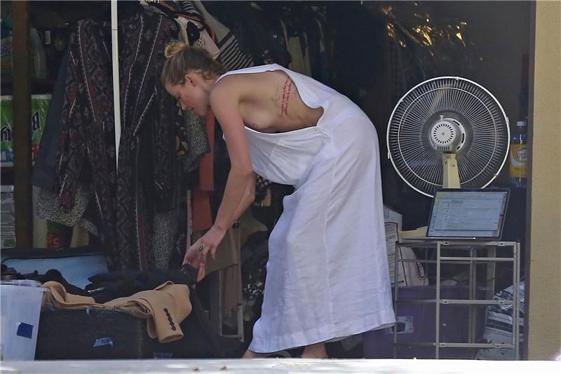 Amber Heard has a nip-slip while cleaning out her garage in LA 07302018  (17).jpg