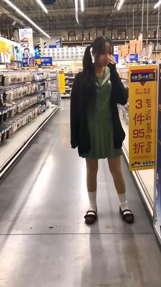 【春暖花开.cc】５１４０１Ｂ站很火的舞蹈区双马尾可爱美少女浆果儿麦德龙大卖场里大.jpg