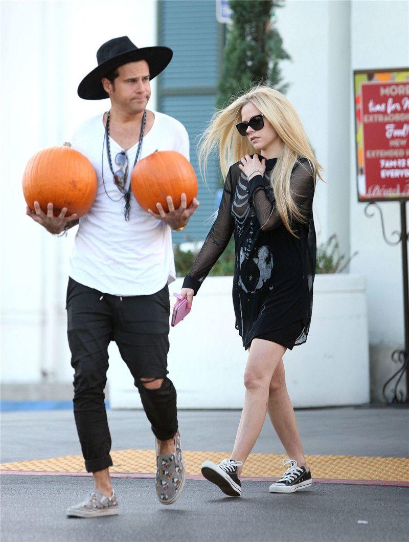 Avril Lavigne - titslip while pumpkin shopping in Beverly Hills - 102215 (1).jpg