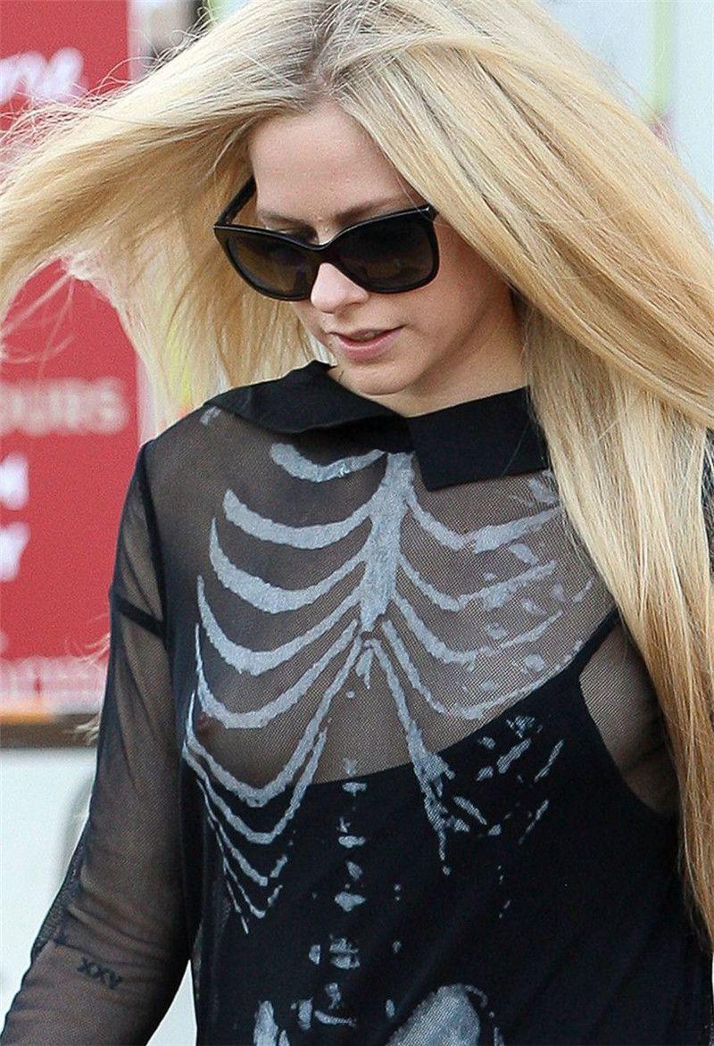 Avril Lavigne - titslip while pumpkin shopping in Beverly Hills - 102215 (23).jpg