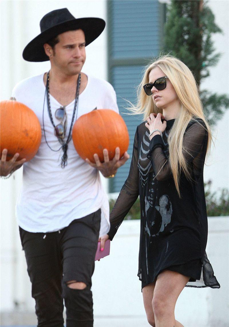 Avril Lavigne - titslip while pumpkin shopping in Beverly Hills - 102215 (16).jpg