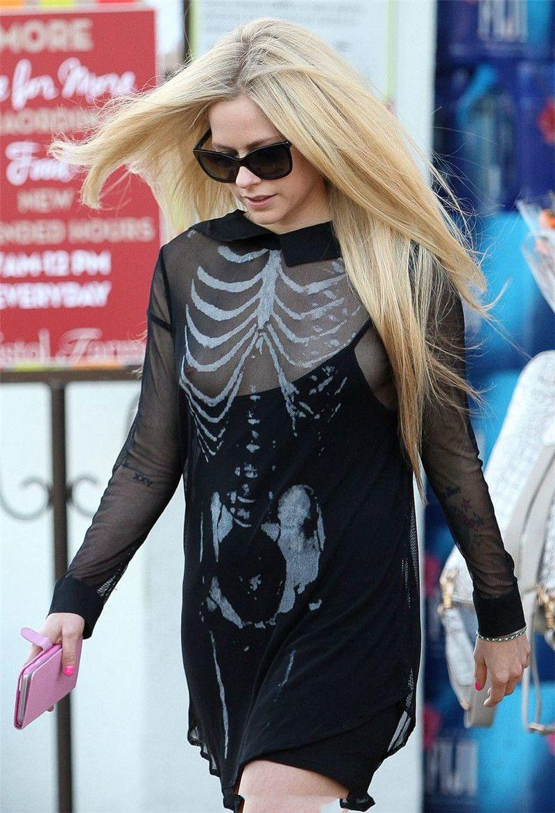 Avril Lavigne - titslip while pumpkin shopping in Beverly Hills - 102215 (20).jpg