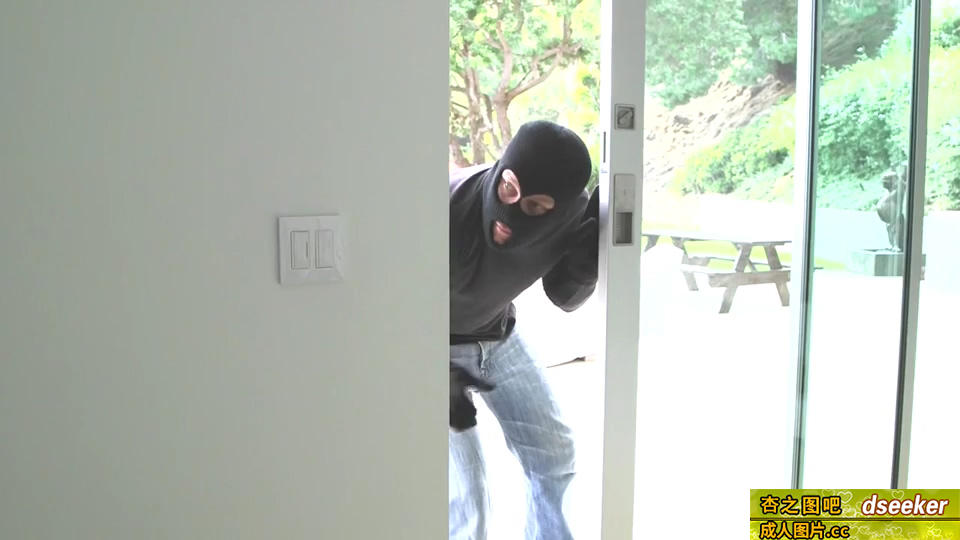 _a-burglar-breaks-in-and-finds-a-good-fuck_540p.mp4_20191205_130232.029.jpg