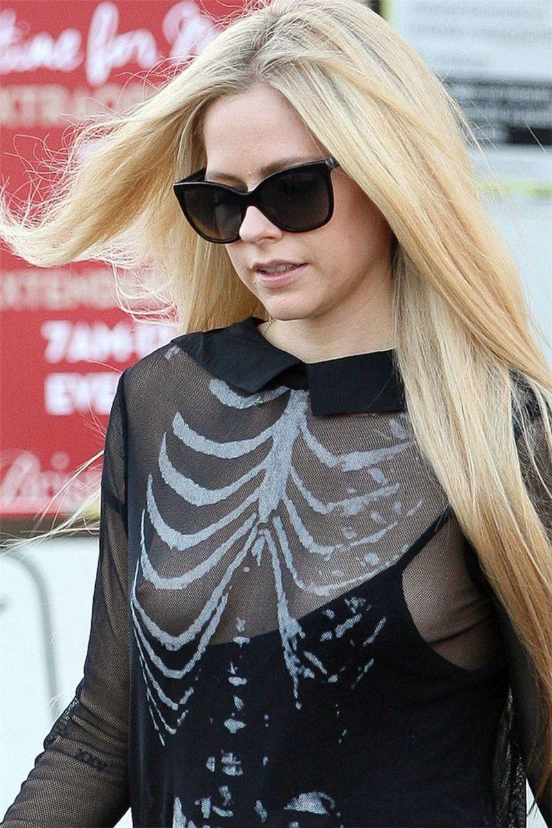 Avril Lavigne - titslip while pumpkin shopping in Beverly Hills - 102215 (4).jpg