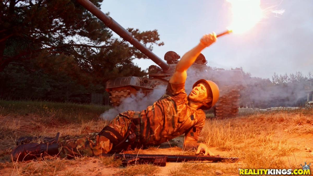 非常火的亚裔美女RaeLil Black驾驶坦克营救大兵在坦克上激情野战操出白带 (2).jpg.jpg